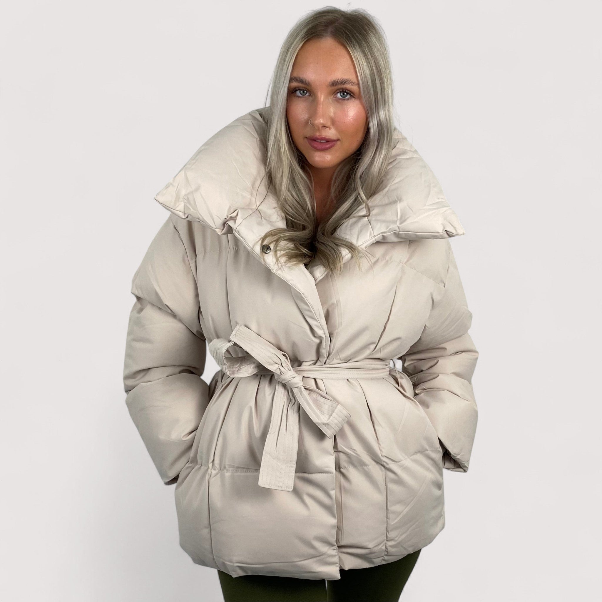 Elora | Kratka prošivena jakna s torbicom na pojasu